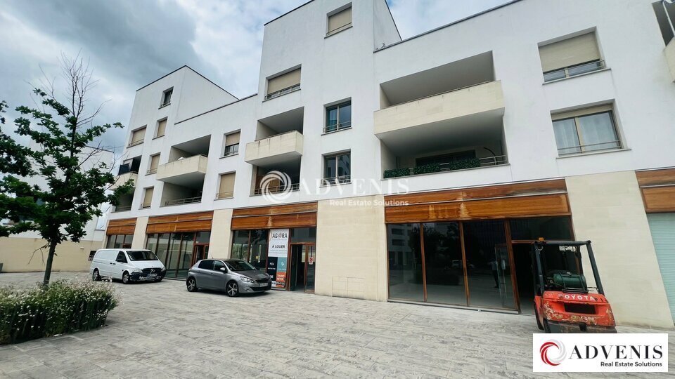 Retail in VILLENAVE-D'ORNON for lease Building Photo- Image 1 of 8
