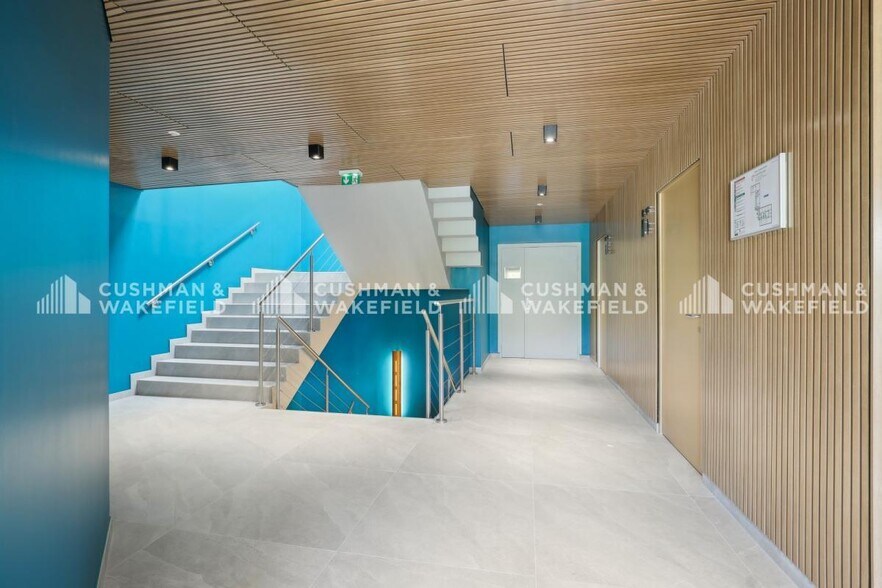 1 Rue De Terre Neuve, Les Ulis for sale - Interior Photo - Image 2 of 13