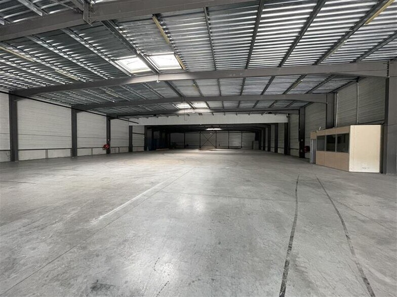 Industrial in Le Haillan for lease - Interior Photo - Image 1 of 3