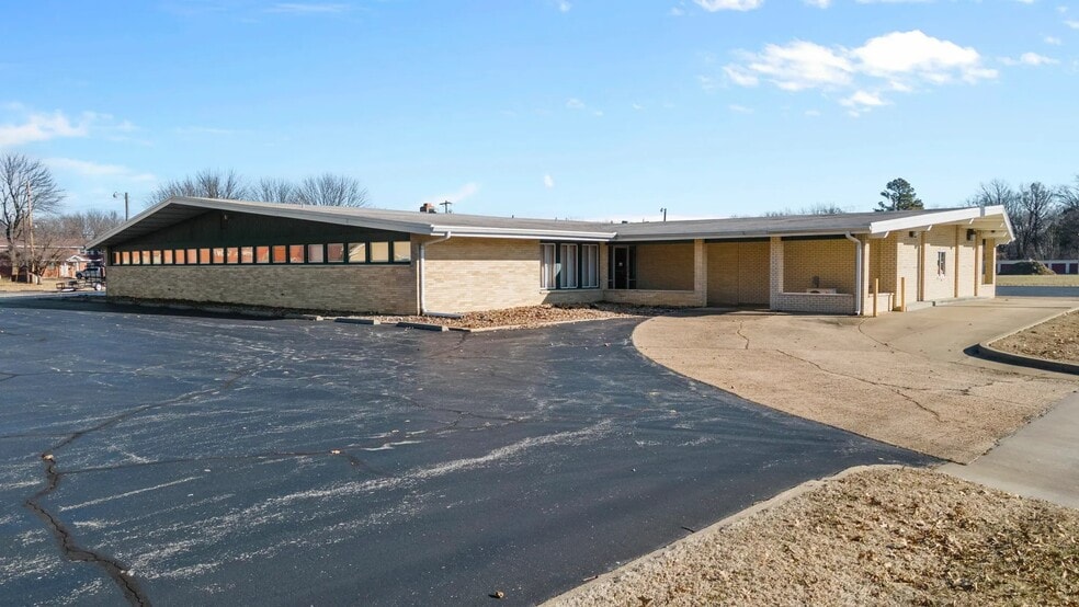 808 E Wakefield Ave, Sikeston, MO for lease - Building Photo - Image 2 of 18