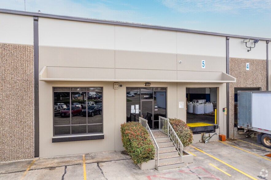 9200-9230 Baythorne Dr, Houston, TX à louer - Photo du bâtiment - Image 3 de 27