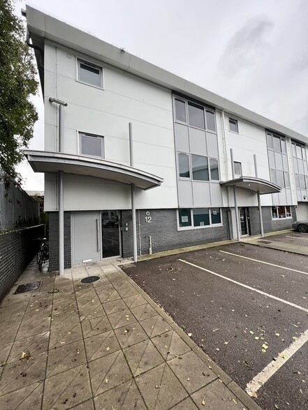 English Clos, Hove for lease - Building Photo - Image 1 of 3