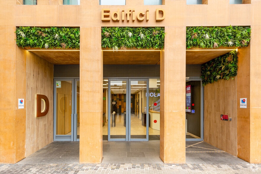 Avinguda del Carrilet, L'Hospitalet de Llobregat, Barcelona à louer - Photo du bâtiment - Image 3 de 3