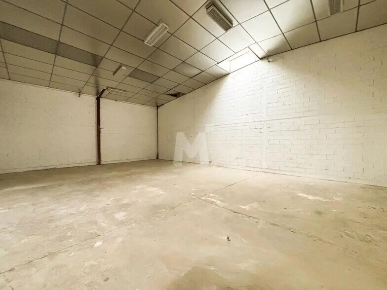 Flex in Saint-Michel-sur-Orge for lease - Interior Photo - Image 3 of 9