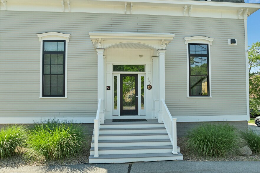 Seacoast’s Premier Commercial Mixed-Use portefeuille de 2 propriétés à vendre sur LoopNet.ca - Photo du bâtiment - Image 3 de 11