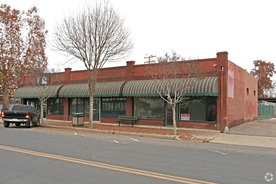 256-260 W Pine St, Exeter, CA à vendre - Photo du bâtiment - Image 2 de 12