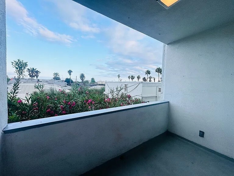 1137 11th St, Santa Monica, CA for sale - Building Photo - Image 2 of 3