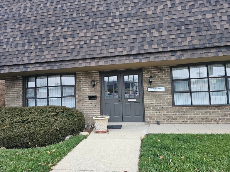 140 W Saint Charles Rd, Villa Park, IL à louer - Photo du bâtiment - Image 3 de 13