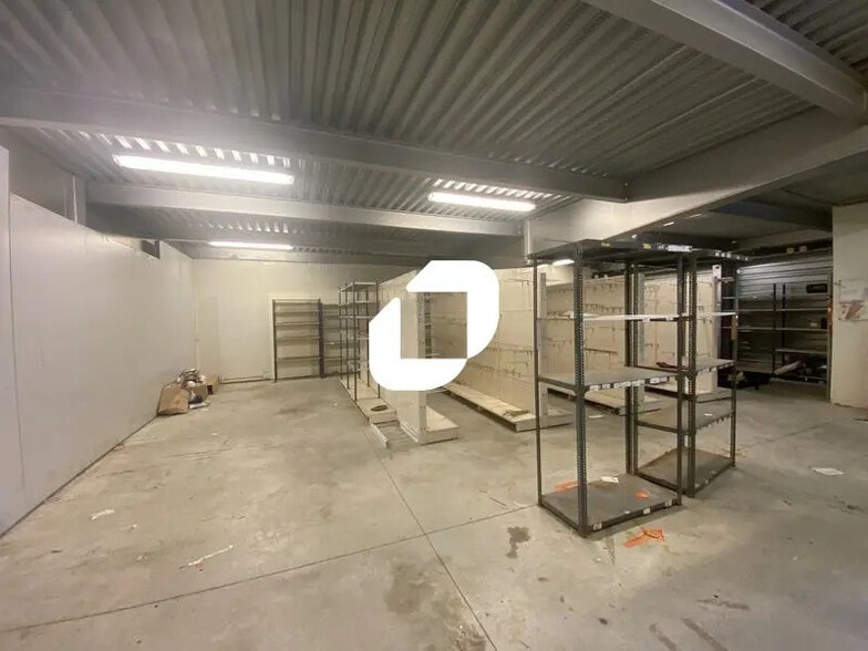 Flex in Frontignan for lease - Interior Photo - Image 3 of 6