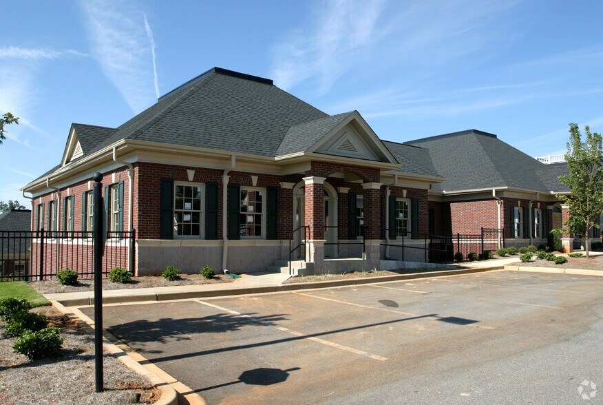 420 The Parkway, Greer, SC for lease - Building Photo - Image 3 of 17