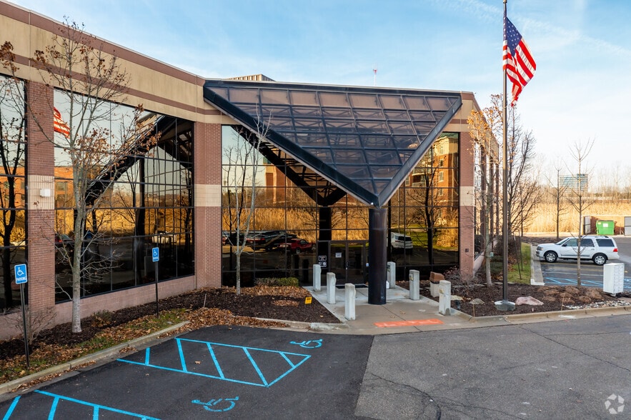 25900 W 11 Mile Rd, Southfield, MI à vendre - Photo du bâtiment - Image 2 de 6