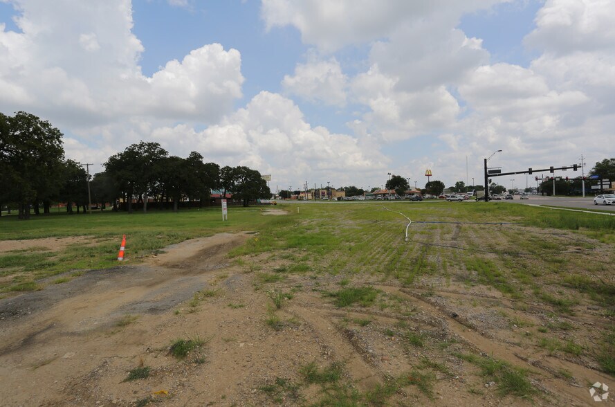 2719 Denton Hwy, Haltom City, TX à louer - Photo du bâtiment - Image 2 de 2