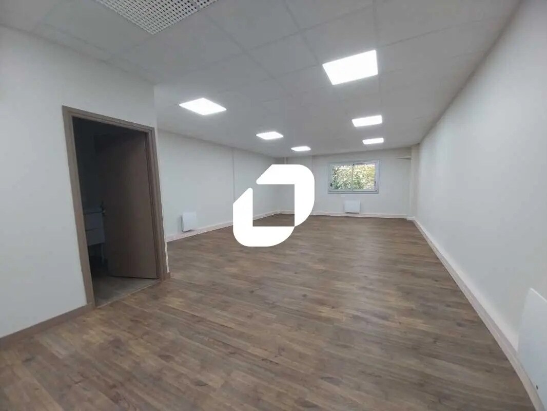 Office in Montigny-le-Bretonneux for lease Interior Photo- Image 1 of 10