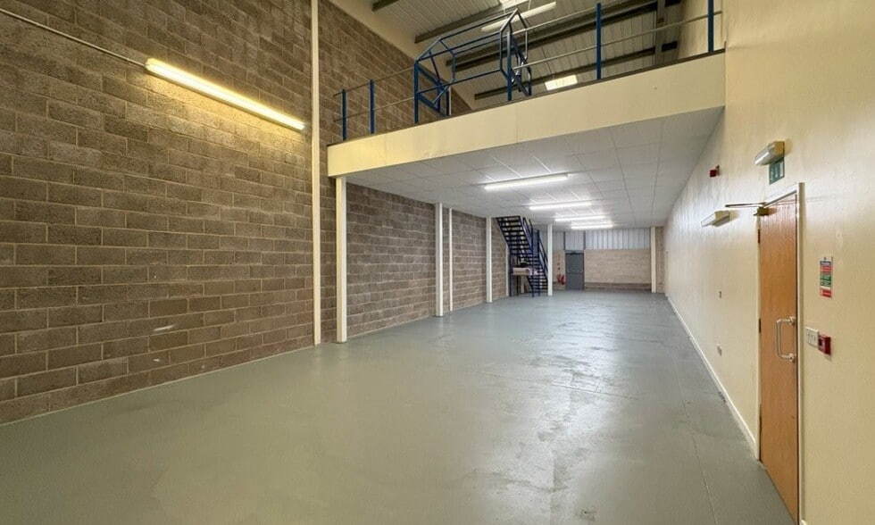 Hoyle Rd, Calverton for lease - Interior Photo - Image 2 of 7