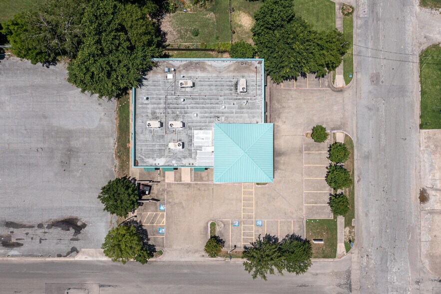 201 W 5th St, Bonham, TX à vendre - Photo du bâtiment - Image 3 de 61
