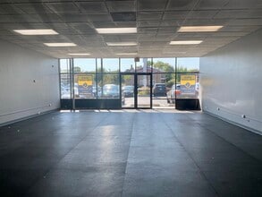 6821-6849 N Lincoln Ave, Lincolnwood, IL for lease Interior Photo- Image 2 of 4