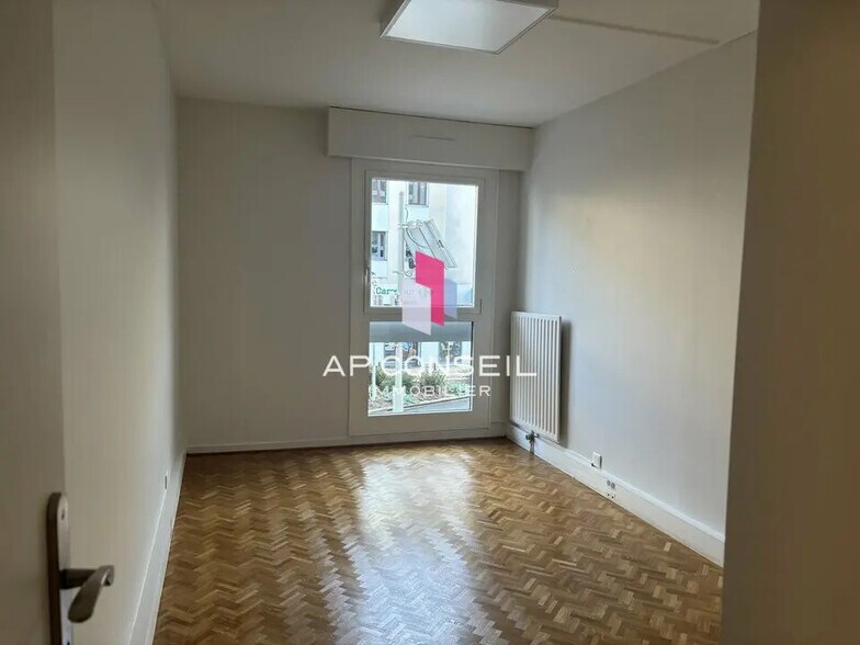 Office in Le Chesnay-Rocquencourt for lease - Interior Photo - Image 3 of 10