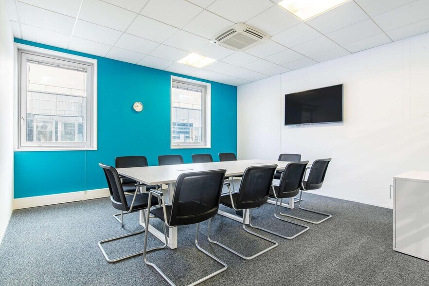 4-6 Rue Des Chauffours, Cergy for lease - Interior Photo - Image 1 of 6