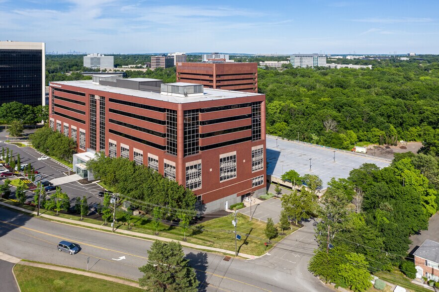 343 Thornall St, Edison, NJ for lease - Building Photo - Image 2 of 6