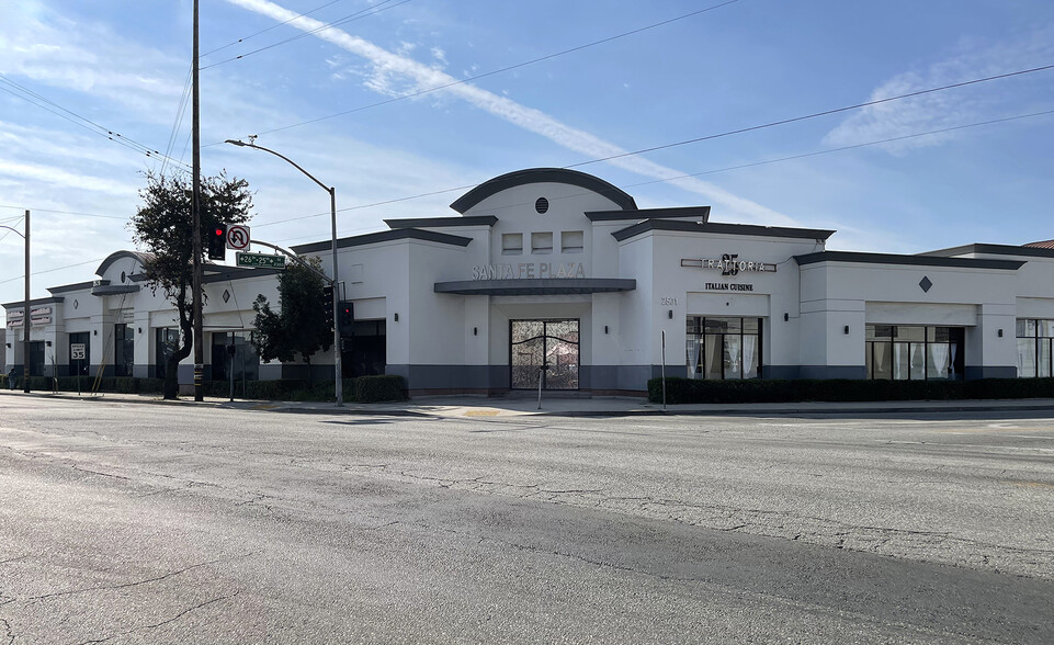 2501-2575 S Santa Fe Ave, Vernon, CA for lease - Building Photo - Image 1 of 9