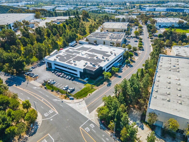 1385 Park Center Dr, Vista, CA à vendre - Photo du bâtiment - Image 3 de 13