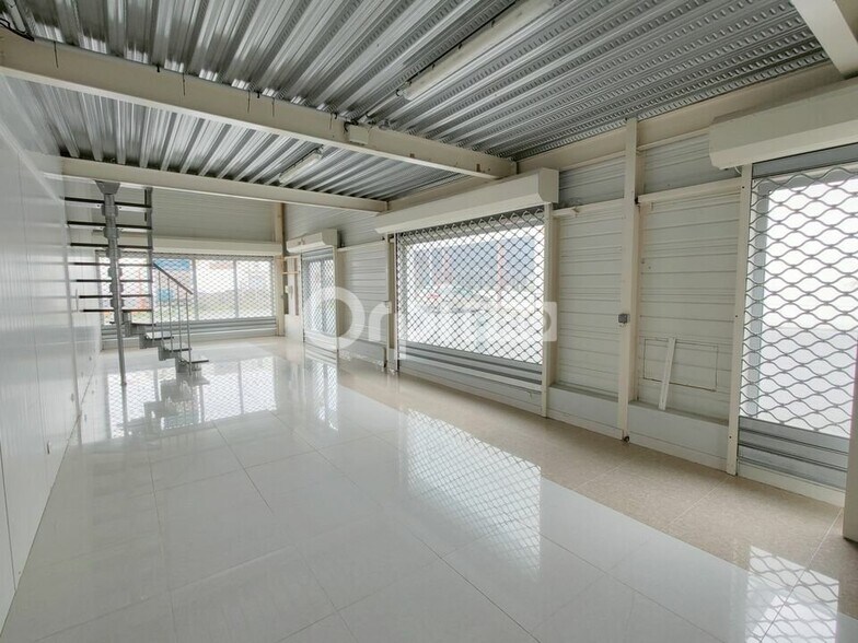 Retail in Betheny for lease - Interior Photo - Image 2 of 4