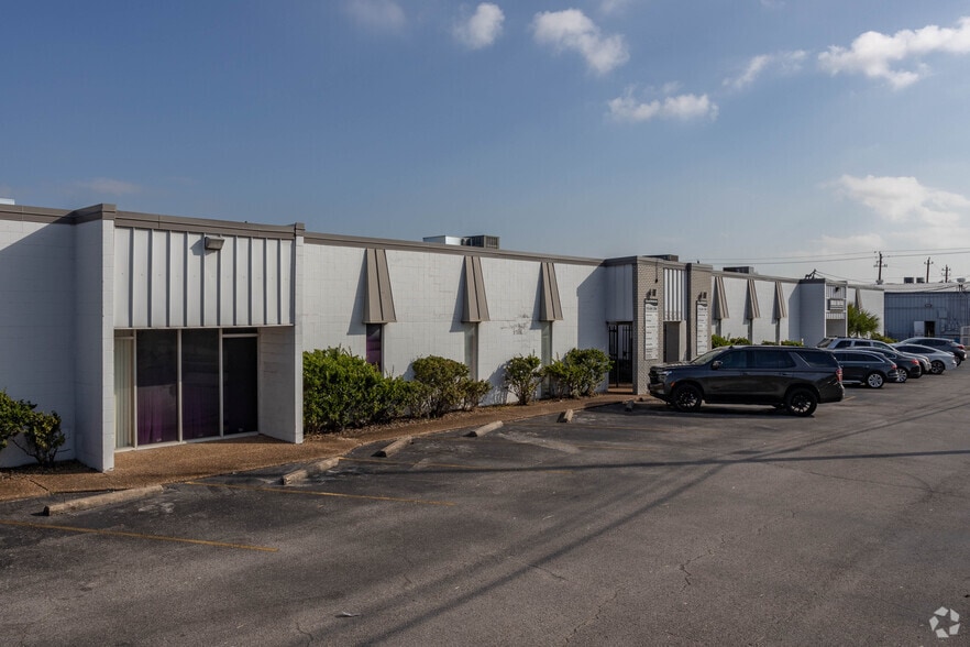 5320 Gulfton St, Houston, TX for lease - Building Photo - Image 2 of 7
