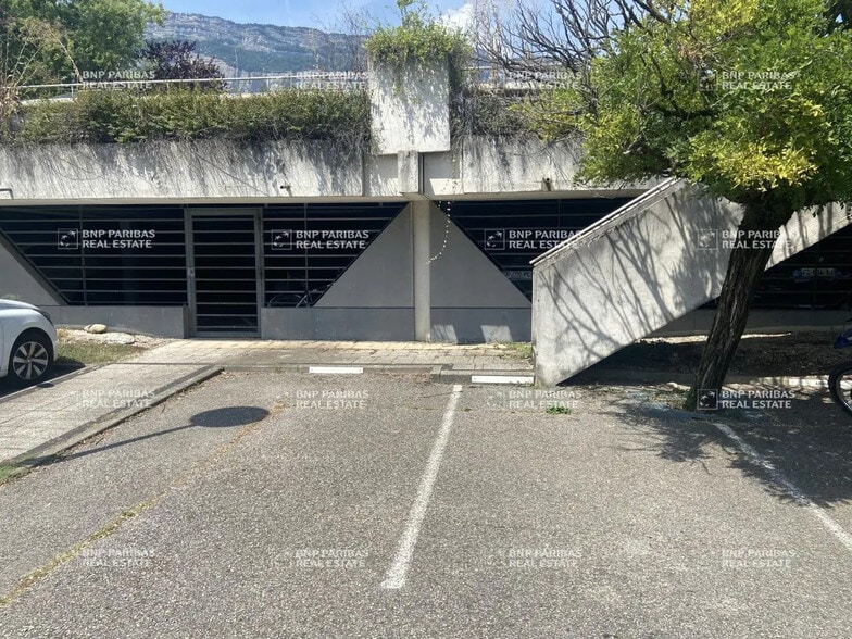 Office in Meylan for lease - Building Photo - Image 2 of 3