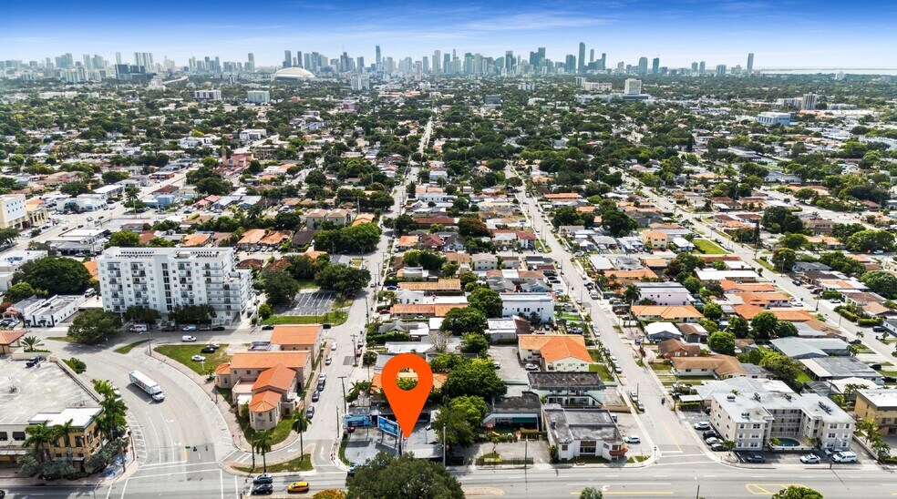 201 SW 37th Ave, Miami, FL à louer - Photo du bâtiment - Image 3 de 9