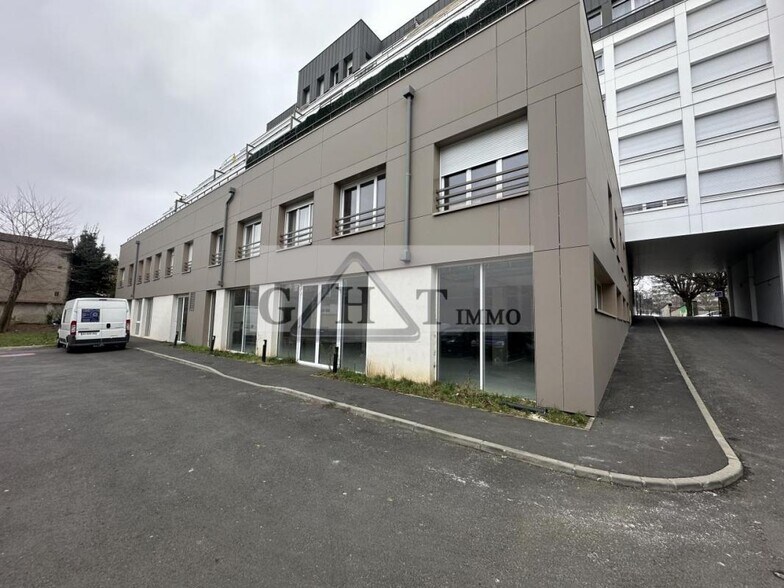 Retail in Ivry-sur-Seine for sale - Building Photo - Image 1 of 2