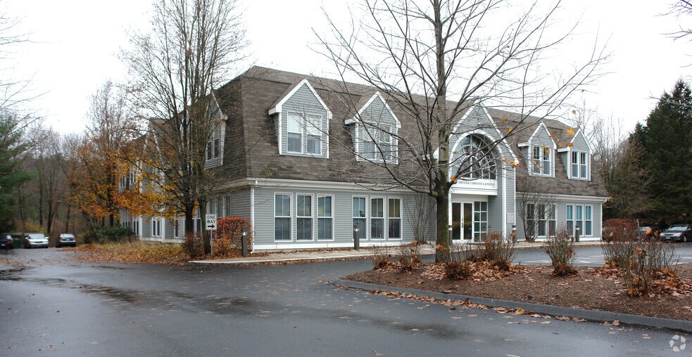 111 Simsbury Rd, Avon, CT à louer - Photo du bâtiment - Image 2 de 69