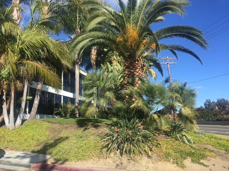 1365 W Vista Way, Vista, CA à louer - Photo du bâtiment - Image 3 de 4