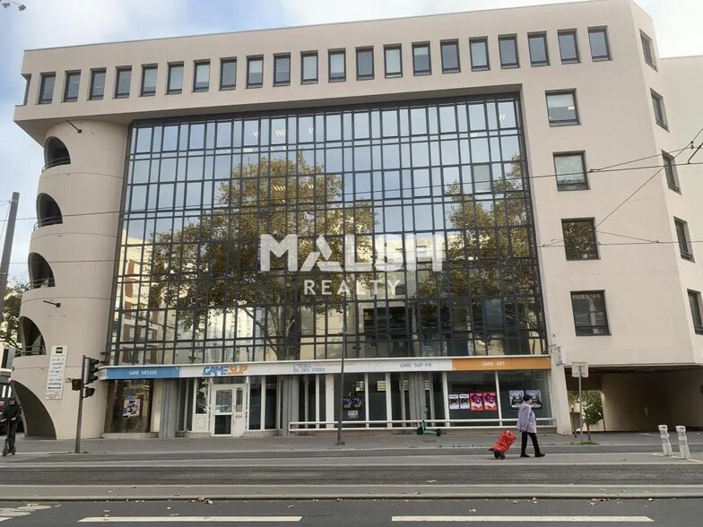 Office in Lyon for lease - Building Photo - Image 1 of 20