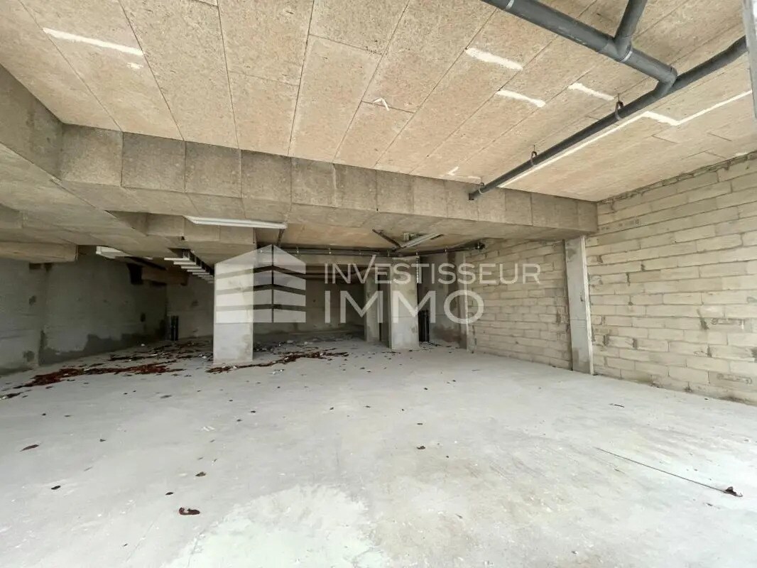 Retail in Savigny-le-Temple for lease Interior Photo- Image 1 of 11