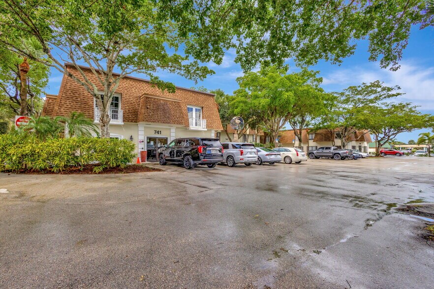 745-749 US Highway 1, North Palm Beach, FL à vendre - Photo du bâtiment - Image 3 de 23