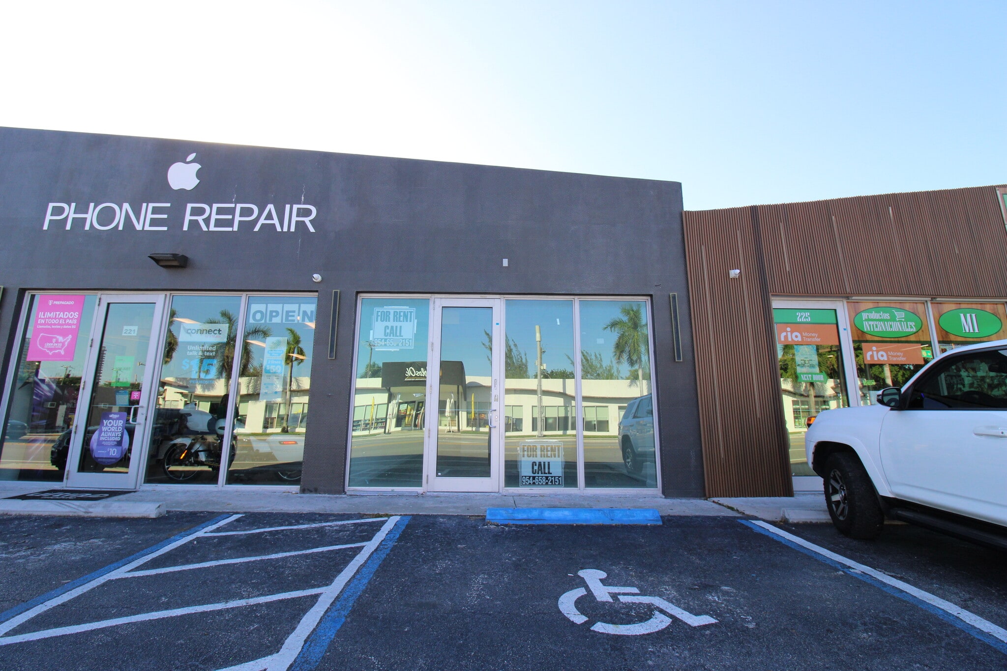 219-225 N Federal Hwy, Hallandale Beach, FL for lease Interior Photo- Image 1 of 6