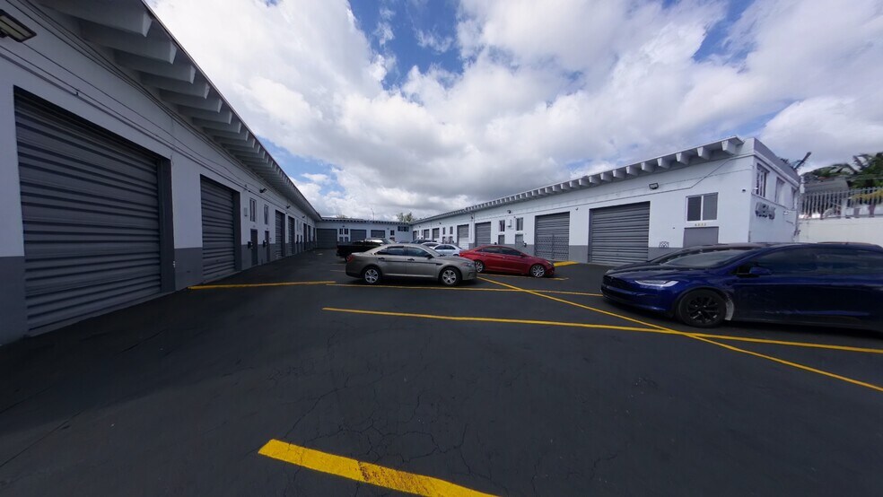 4630-4666 SW 75th Ave, Miami, FL à louer - Photo du bâtiment - Image 3 de 10