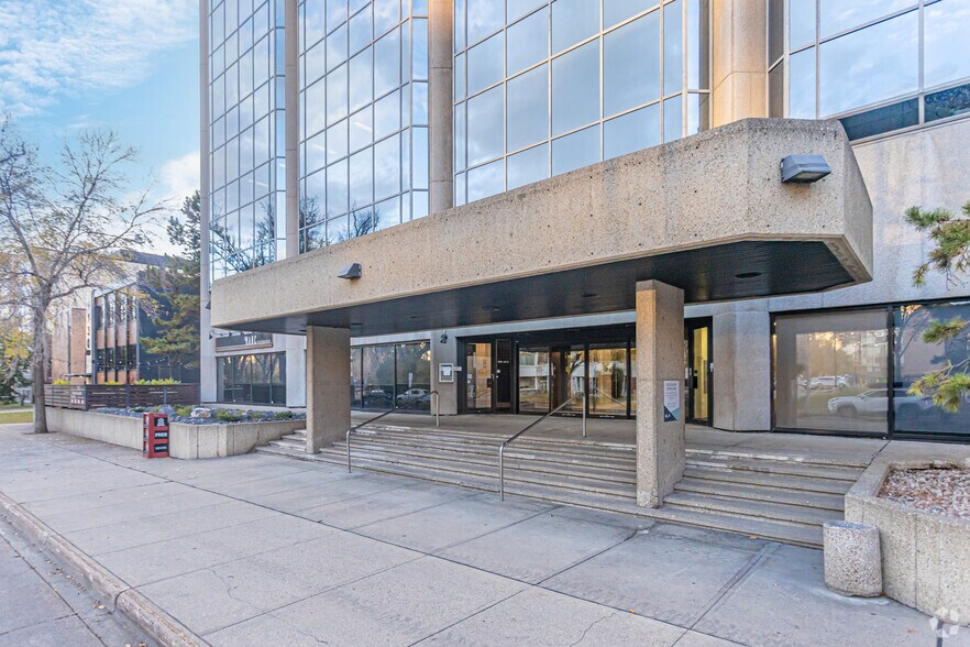 9940 106th St NW, Edmonton, AB à louer - Photo du bâtiment - Image 3 de 7