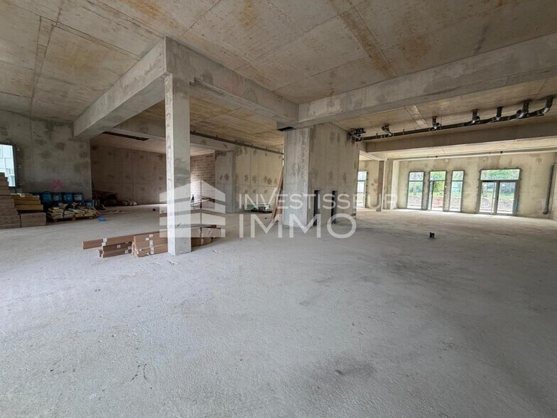 Retail in Serris for lease - Interior Photo - Image 1 of 4
