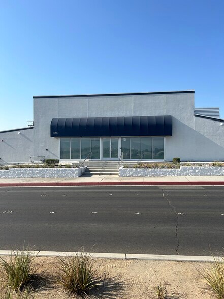 4765 E Ramon Rd, Palm Springs, CA à vendre - Photo du bâtiment - Image 2 de 14