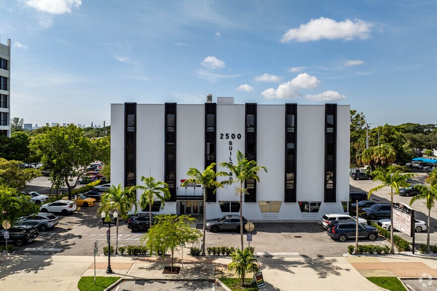2500 Hollywood Blvd, Hollywood, FL à louer - Photo du bâtiment - Image 2 de 10