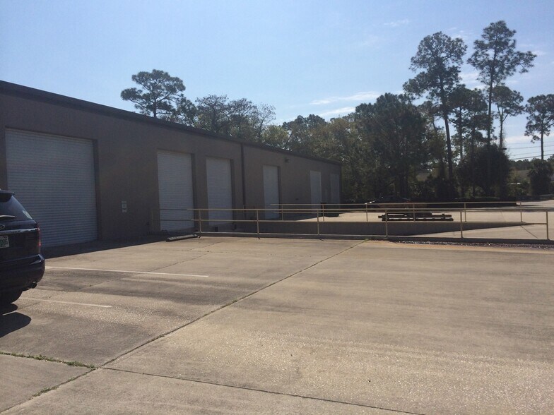700 Fentress Blvd, Daytona Beach, FL à louer - Photo du bâtiment - Image 2 de 14