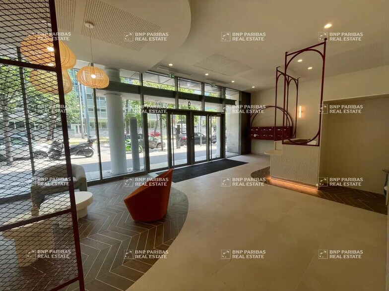 Office in Marseille for lease - Building Photo - Image 3 of 11