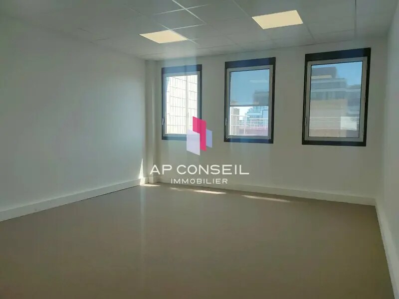 Montigny-le-Bretonneux, YVE 78180 - - - Interior Photo - Image 1 of 5