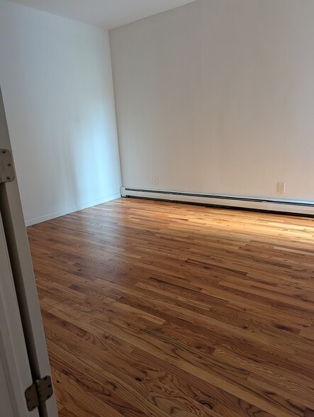 4028 82nd St, Elmhurst, NY for lease - Building Photo - Image 3 of 8