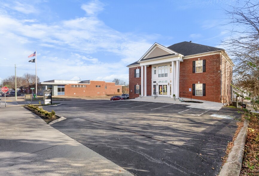212 Madison St, Clarksville, TN à louer - Photo du bâtiment - Image 2 de 13