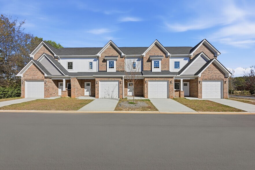 13701 Erwin Rd, Charlotte, NC à vendre - Photo du bâtiment - Image 3 de 30