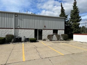 5499 Perry Dr, Waterford, MI à louer Photo intérieure- Image 1 de 6