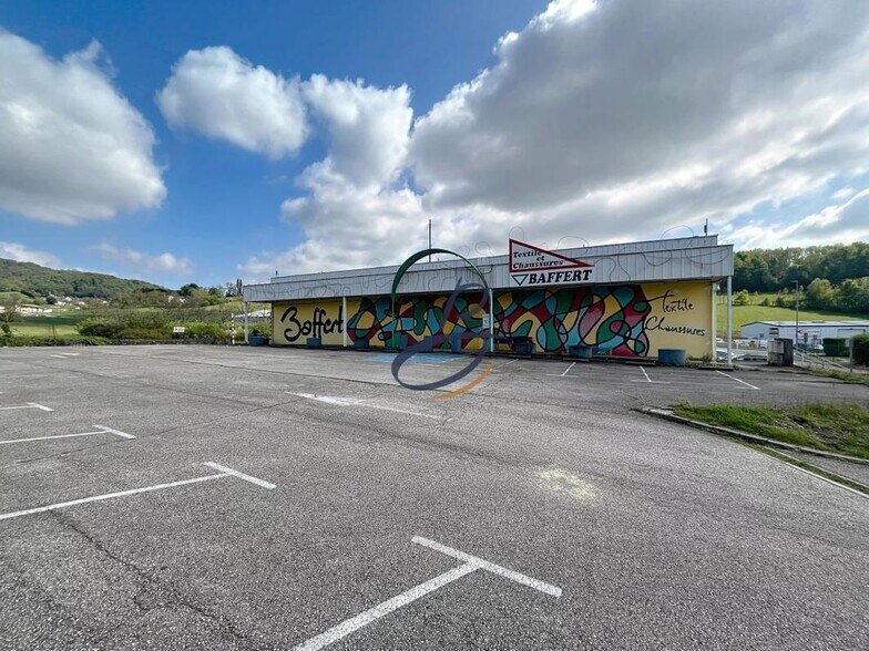 Retail in Ruy-Montceau for lease - Building Photo - Image 1 of 12