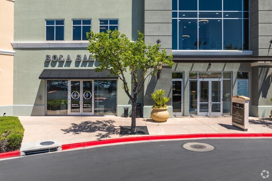 170 S Green Valley Pky, Henderson, NV à louer - Photo du bâtiment - Image 3 de 4